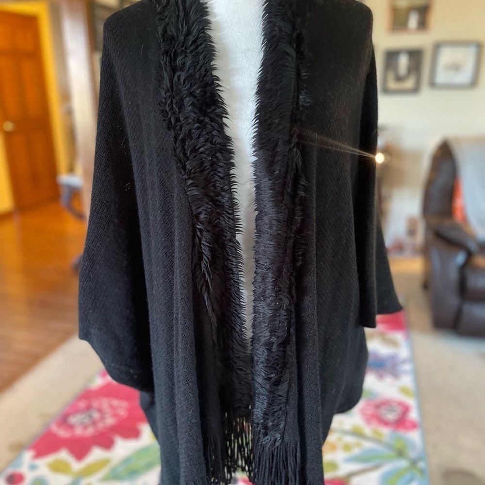 💲⬇️❤️❤️❤️FAUX FUR TRIM LINES THIS OPEN CARDIGAN FRINGE LINES THE HEM TODAY ONLY